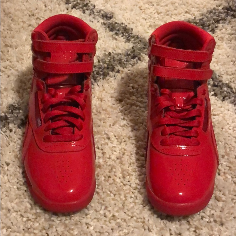 Reebok FREESTYLE HI PATENT SNEAKERS - RED